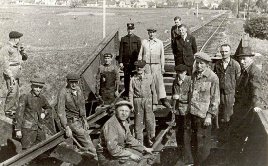 Při ústupu němečtí vojáci likvidovali dopravní infrastrukturu, ničili například most na trati mezi Příborem a Kopřivnicí, který následně opravovali zaměstnanci Tatry.
FOTO: ARCHIV MUZEA FOJTSTVÍ