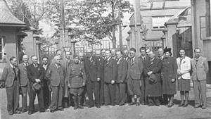 Na snímku, jenž byl pořízen při předávání automobilky, stojí vedle majora Fedorova vpravo ing. Červinka, ing. Pergel a Jan Sýkora.
FOTO: ARCHIV MUZEA FOJTSTVÍ