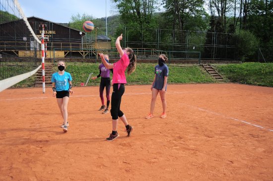 Volejbalový klub začal minulý týden s tréninky na antukových kurtech pod letními stadiony u starších kategorií.
FOTO: KRISTINA ČABLOVÁ