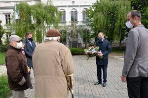 Ve středu 6. května se uskutečnila netradiční pietní vzpomínka, při níž vedení města položilo kytici k pomníku padlých.
FOTO: DANA HOĎÁKOVÁ