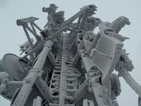 Námraza na technologiích na vrcholu věže na Bílé hoře.
FOTO: KTK