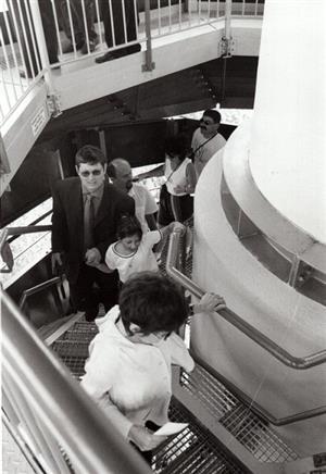 První návštěvníci na vyhlídkovou plošinu v šestadvacetimetrové výšce vystoupali v pátek 28. dubna 2000.
FOTO: DAVID MACHÁČEK