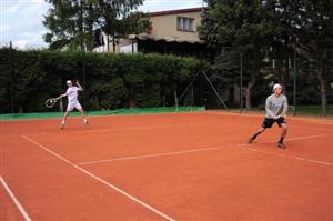 Bratři Hynek (v pozadí) a Dominik Bartoňovi mohou o víkendu trénovat na kopřivnických kurtech společně.
FOTO: KRISTINA ČABLOVÁ