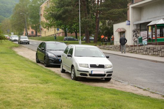 Provizorní podélné parkování na ulici Školní by mohlo nahradit kolmé stání až pro 38 vozidel.
FOTO: DAVID MACHÁČEK