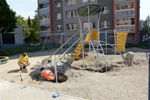 Vloni zrušené dětské hřiště na sídlišti Sever se dočkalo instalace nových herních prvků. Děti si nové prolézačky a houpačky vyzkoušejí už v tomto týdnu.
FOTO: DAVID MACHÁČEK
