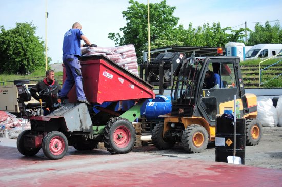 V minulém týdnu začala pokládka poslední vrstvy atletické dráhy na kopřivnickém letním stadionu, jehož rekonstrukce má být do konce června hotová.
FOTO: KRISTINA ČABLOVÁ