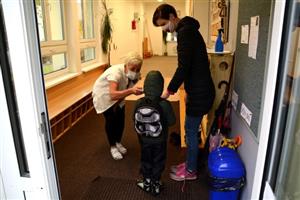 Po více než dvouměsíčním uzavření se v pondělí otevřely místní mateřské školy. Příchozí děti i rodiče museli absolvovat měření teploty a další předepsaná hygienická opatření. 
FOTO: DAVID MACHÁČEK