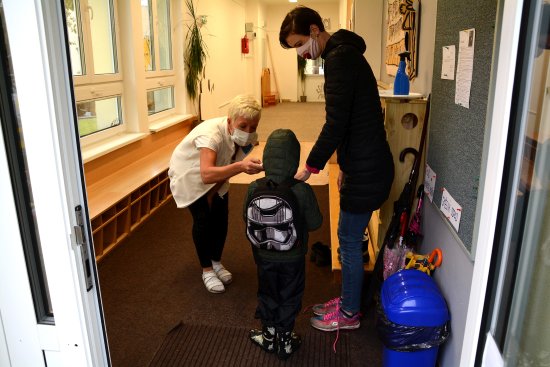 Po více než dvouměsíčním uzavření se v pondělí otevřely místní mateřské školy. Příchozí děti i rodiče museli absolvovat měření teploty a další předepsaná hygienická opatření. 
FOTO: DAVID MACHÁČEK