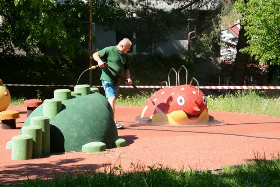 Pracovníci specializované firmy v minulém týdnu nejen vyčistili, ale i dezinfikovali některá dětská hřiště ve městě i v místních částech.
FOTO: DAVID MACHÁČEK