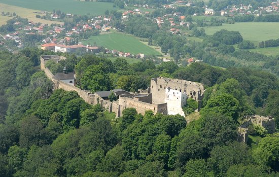 Hrad Hukvaldy se z velké části návštěvníkům otevřel již 12. května. Tento týden se přidávají i vnitřní prostory hradů a zámků.
FOTO: DAVID MACHÁČEK