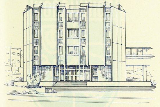 Budova nového MNV se sochou Rodina v popředí.
FOTO: Kronika města Kopřivnice, 5. díl