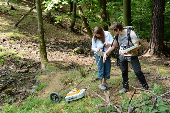 Při prvotním průzkumu prameniště Svěceného potoka napájejícího Větřkovickou přehradu využili odborníci z VŠB-TU i mobilní georadar.
FOTO: DAVID MACHÁČEK