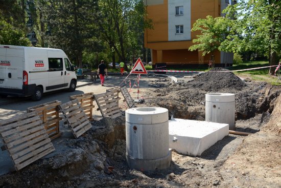 Při projektování a stavbě nových parkovacích míst v Kopřivnici je myšleno na zadržování a vsakování dešťových vod.
FOTO: DAVID MACHÁČEK