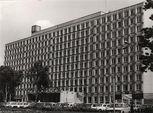 Dlouhá léta byla krychle s logem Tatry na střeše správní budovy jednou z dominant Kopřivnice. Jejím autorem byl architekt Radim Ulmann.
FOTO: ARCHIV MUZEA FOJTSTVÍ