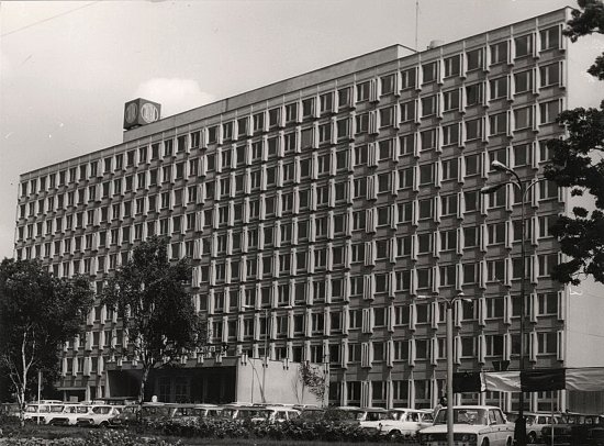 Dlouhá léta byla krychle s logem Tatry na střeše správní budovy jednou z dominant Kopřivnice. Jejím autorem byl architekt Radim Ulmann.
FOTO: ARCHIV MUZEA FOJTSTVÍ