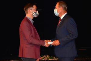 Martin Galia, češtinář ze ZŠ 17. listopadu, byl mezi kantory oceněnými za svůj přístup k distančnímu vzdělávání během epidemie.
FOTO: DANA HOĎÁKOVÁ