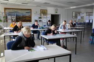 Výběr realizátora nového dětského hřiště na sídlišti Korej proběhl za účasti budoucích uživatelů. Práci hodnoticí komise poznamenala koronavirová opatření.
FOTO: DANA HOĎÁKOVÁ