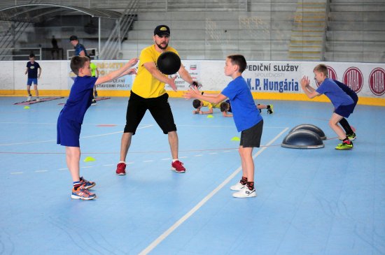 Při provádění cviků je důležitá technika a na to bedlivě dohlížejí u svých svěřenců trenéři přípravky HC Kopřivnice.
FOTO: KRISTINA ČABLOVÁ