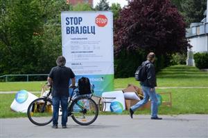 Černá skládka uprostřed města má Kopřivničany upozornit, jak řešit odkládání objemného odpadu. 
FOTO: DAVID MACHÁČEK