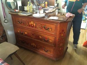 Malovaný prádelník z bytu D. Zátopkové.
FOTO: L. HERÁKOVÁ