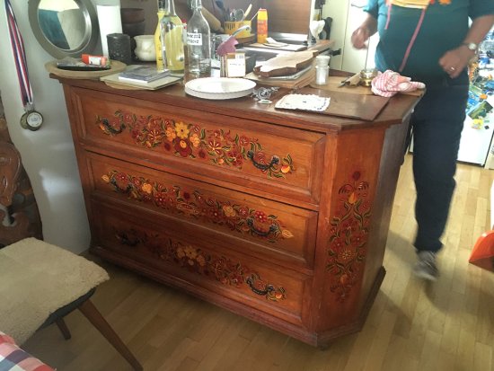 Malovaný prádelník z bytu D. Zátopkové.
FOTO: L. HERÁKOVÁ