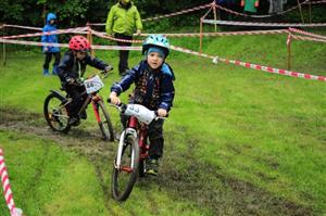 Ani vytrvalý déšť nezkazil dětem radost ze soutěžení při čtvrtém ročníku cyklistického závodu Drtík, který pořádal SKI klub Kopřivnice.
FOTO: KRISTINA ČABLOVÁ