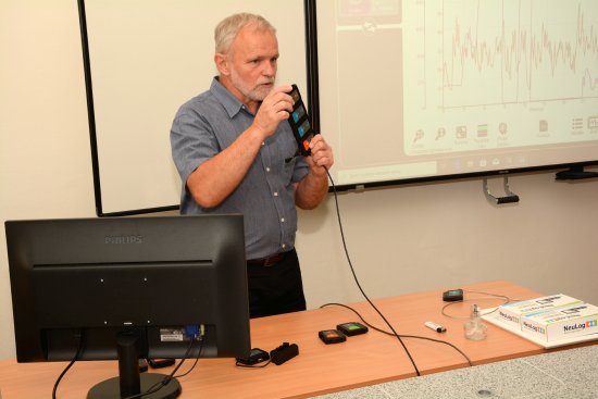 Při otevření nové učebny fyziky v ZŠ E. Zátopka zástupce dodavatelské firmy prezentoval systém pro fyzikální pokusy.
FOTO: D. MACHÁČEK