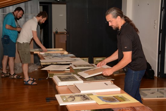 Výtvarník Vladimír Rimbala při práci na instalaci výstavy Život v přírodě kdysi a nyní, která bude až do konce prázdnin k vidění v Lašském muzeu.
FOTO: DAVID MACHÁČEK