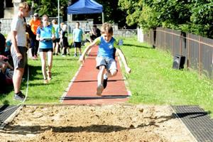 Atletický klub E. Zátopka Kopřivnice pořádal na hřišti ZŠ Alšova za účasti celkem 15 družstev třetí kolo Atletické ligy minipřípravek.
FOTO: DAVID MACHÁČEK