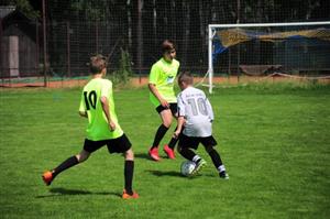 Vlčovičtí fotbalisté (vlevo) podlehli ve skupině obhájcům prvenství v turnaji Slovanu Havířov, který nakonec skončil druhý.
FOTO: KRISTINA ČABLOVÁ