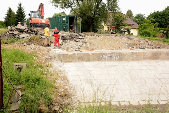 Původní most na ulici Severní v minulých týdnech prováděcí firma zdemolovala. Výstavba nového přemostění Kopřivničky by
měla být dokončena do poloviny listopadu. FOTO: DAVID MACHÁČEK