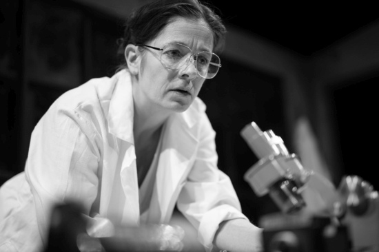 Eva Elsnerová ztvární vědkyni Rosalindu Franklinovou v divadelní
inscenaci Snímek 51. FOTO: SPOLEK KAŠPAR