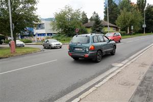 Radnice si nechala zpracovat studii, která má posoudit, zda by se frekventovaná křižovatka ulic Záhumenní a Kpt. Jaroše mohla změnit v kruhový objezd.
FOTO: D. MACHÁČEK