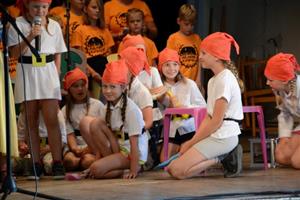 Místo sedmi hned 15 trpaslíků se objevilo v muzikálové inscenaci účastníků tábora Malované písničky.
FOTO: DAVID MACHÁČEK