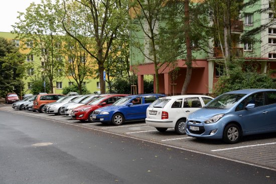 Nová parkovací místa na Družební ulici už měsíc slouží tamním obyvatelům. Další přineslo zjednosměrnění dopravy na ulici.
FOTO: DAVID MACHÁČEK