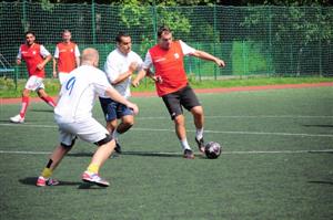 Tomáš Dražkovič (Tatra DV) se ve finále Tatrovák Cupu snaží odstavit od míče nejlepšího střelce turnaje Adama Šimíčka (Tawesco).
FOTO: KRISTINA ČABLOVÁ