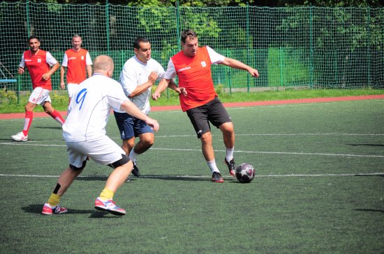 Tomáš Dražkovič (Tatra DV) se ve finále Tatrovák Cupu snaží odstavit od míče nejlepšího střelce turnaje Adama Šimíčka (Tawesco).
FOTO: KRISTINA ČABLOVÁ