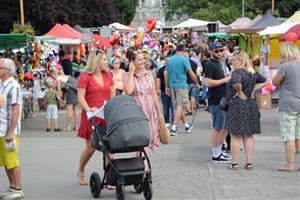 Během pouťového víkendu se centrum Kopřivnice opakovaně zaplnilo lidmi. Ti si připravený kulturní program i další tradiční součásti pouťových oslav užili prakticky bez omezení.
FOTO: DAVID MACHÁČEK