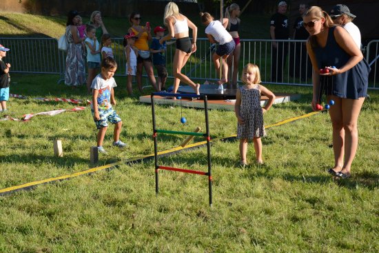 Ještě před závěrečnými koncerty si mohly děti v parku E. Beneše vyzkoušet hry v režii ASPV, základy parkouru a pole dance.
FOTO: DAVID MACHÁČEK