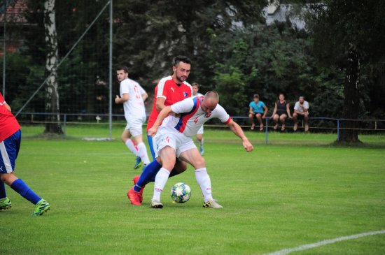 Lukáš Polášek (v tmavším dresu) poslal Vlčovice v 5. minutě do vedení, stal se však nakonec jediným střelcem týmu v zápase.
FOTO: KRISTINA ČABLOVÁ