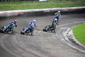 Kopřivnický jezdec Jan Macek (vpravo) se snaží předjet závodníky Markéty Praha, v pozadí je druhý reprezentant Walba Radek Bambuch.
FOTO: KRISTINA ČABLOVÁ