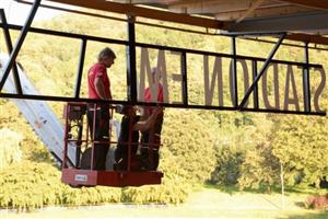V polovině minulého týdne proběhla instalace nového nápisu na tribunu letního stadionu, ten už nyní viditelně nese jméno Emila Zátopka.
FOTO: DAVID MACHÁČEK