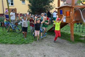 Otevření nového hřiště na sídlišti Korej přijaly s nadšení především kopřivnické děti. Právě pro ně byl připraven pestrý zábavný program. 
FOTO: DAVID MACHÁČEK