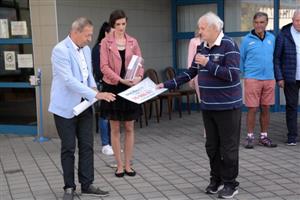 Byla zahájena veřejná sbírka ve prospěch vztyčení Zátopkovy sochy v Kopřivnici. Prvním, kdo přispěl, byl autor celé myšlenky Jiří Harašta. 
FOTO: DAVID MACHÁČEK