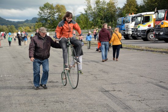 Kopřivnické dny techniky, které proběhly minulý víkend v náhradním termínu, nabídly menší počet exponátů. Návštěvníci si ale užili i novinky, vyzkoušet si mohli například jízdu na historických kolech.
FOTO: DAVID MACHÁČEK