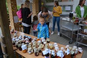 Před týdnem v pátek na akci v Mateřské škole Francouzské bylo možné na jarmarku zakoupit zdravé potraviny. Výtěžek z něj školka použije na nákup pomůcek pro děti. 
FOTO: D. HOĎÁKOVÁ