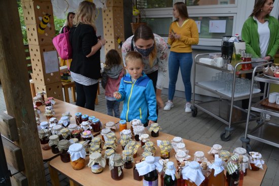 Před týdnem v pátek na akci v Mateřské škole Francouzské bylo možné na jarmarku zakoupit zdravé potraviny. Výtěžek z něj školka použije na nákup pomůcek pro děti. 
FOTO: D. HOĎÁKOVÁ