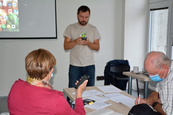 Tomáš Hubálek učil seniory v kurzu ovládat chytré telefony, tablety i počítače.
FOTO: DANA HOĎÁKOVÁ