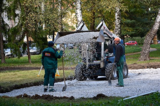 Součástí prací na revitalizaci parku mezi ulicemi Sadovou a Pionýrskou je i vybudování nového hřiště na pétanque. Většina naplánovaných prací by měla být dokončena do konce listopadu.
FOTO: DAVID MACHÁČEK
