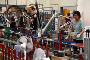 Největší tuzemský výrobce jízdních kol, kopřivnický Bike Fun, se na jaře potýkal s výpadky odbytu. Nyní už ale znovu vyrábí naplno.
FOTO: DAVID MACHÁČEK